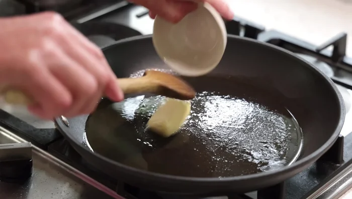 Cuire les champignons: Faire revenir les champignons dans une poêle antiadhésive avec de l'huile d'olive et du beurre jusqu'à légère coloration.