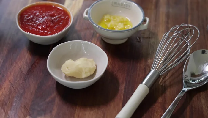 Préparer le bouillon : Faire mijoter le bouillon, ajouter les tomates, puis épaissir avec le beurre manié (ou substitut) en fouettant jusqu'à consistance semi-siropeuse.