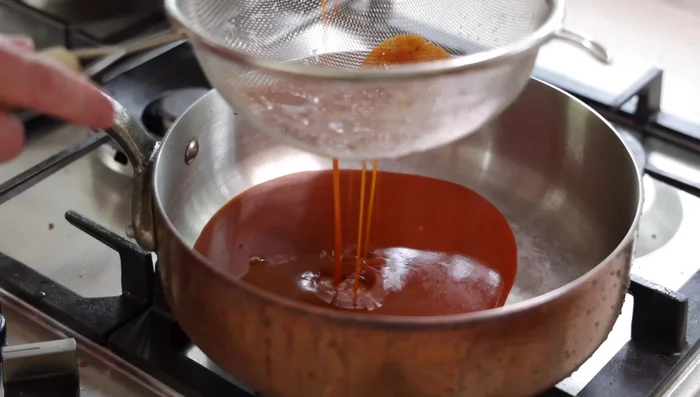 Assembler et servir : Filtrer la sauce. Dans une poêle propre, réchauffer l'agneau et les champignons. Verser la sauce dessus. Décorer de persil frais.
