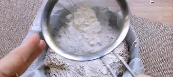 Tracer des sillons sur la pâte avec une lame.