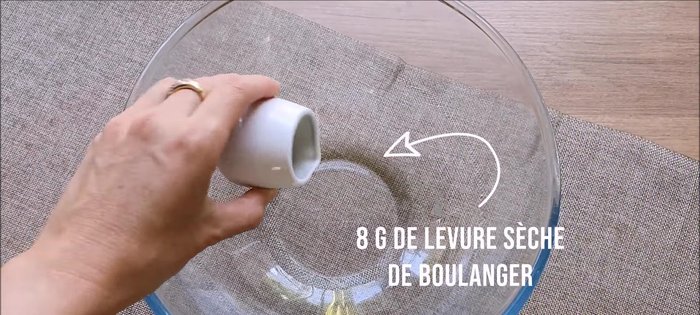 Placer un peu d'eau tiède dans un récipient et ajouter la levure. Laisser diluer pendant 10 minutes environ.