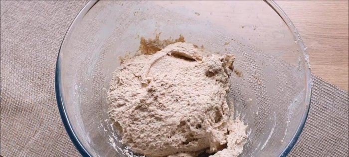 Couvrir avec un torchon et placer dans le four éteint, dans lequel vous aurez versé de l'eau bouillante.