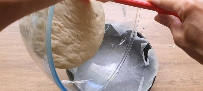 Verser la pâte dans un moule à cake chemisé de papier cuisson, saupoudrer généreusement de farine.