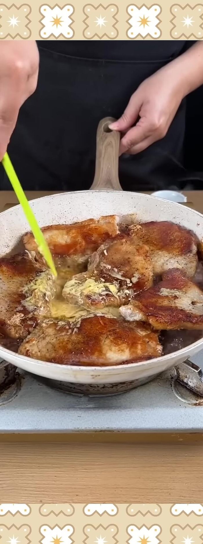 Laissez mijoter la viande dans la sauce pendant environ 5 minutes pour qu'elle s'imprègne bien des saveurs.