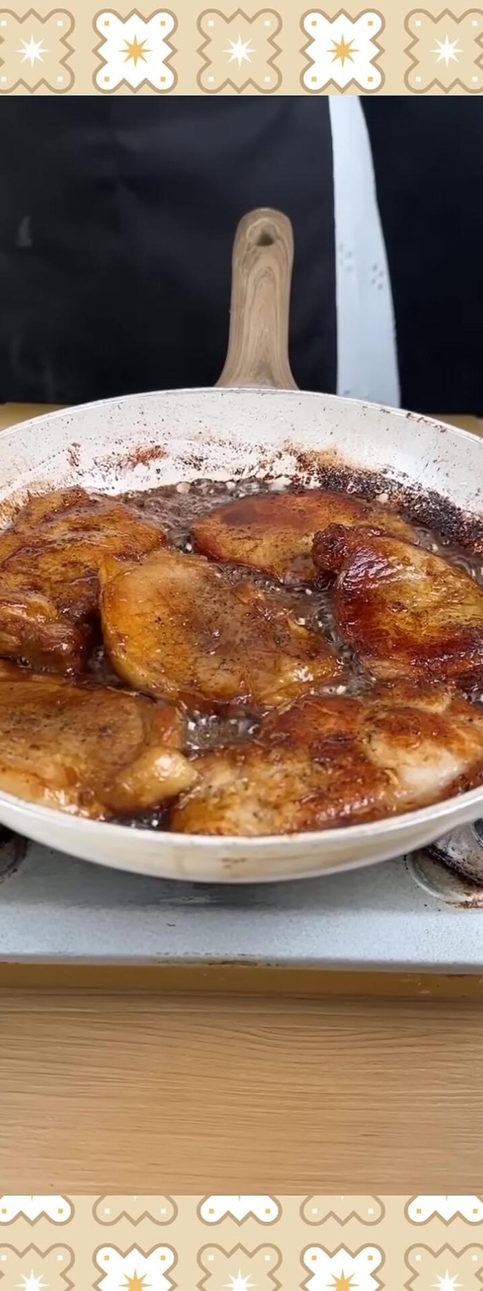 Éteignez le feu. Versez généreusement la sauce obtenue sur le porc.