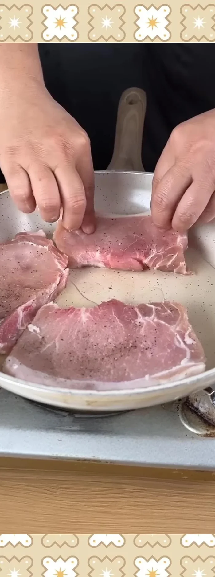 Faites chauffer un peu d'huile végétale dans une poêle. Disposez les morceaux de porc en les espaçant pour qu'ils dorent uniformément.