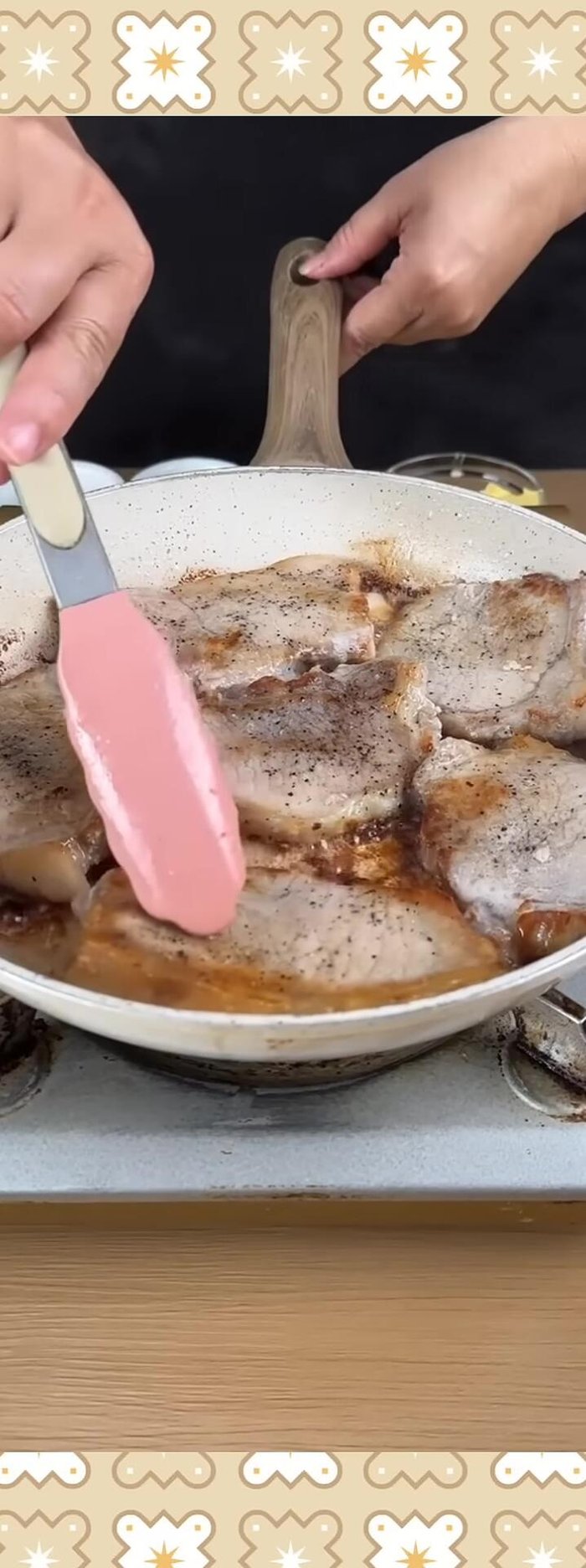Faites dorer les morceaux de porc de chaque côté, en les retournant régulièrement jusqu'à ce qu'ils soient bien colorés.