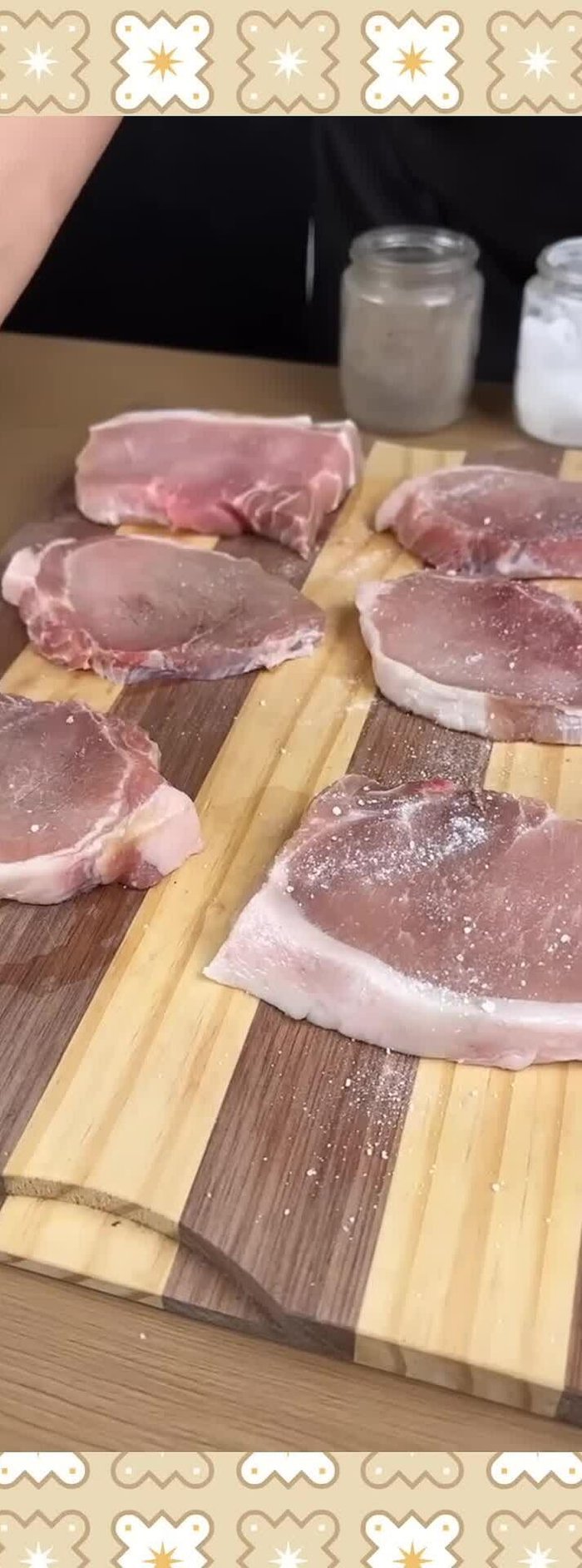 Coupez 500g de porc en morceaux moyens. Salez et poivrez généreusement chaque morceau en vous assurant que les assaisonnements pénètrent bien la viande.