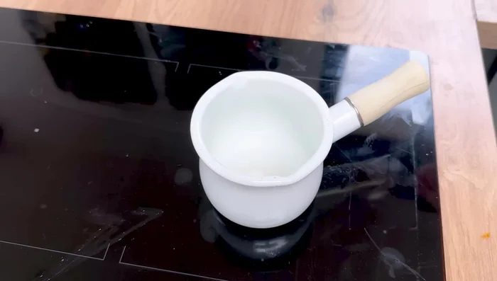 Préparation du sirop d'imbibage : Porter à ébullition l'eau et le sucre pendant 2 minutes.