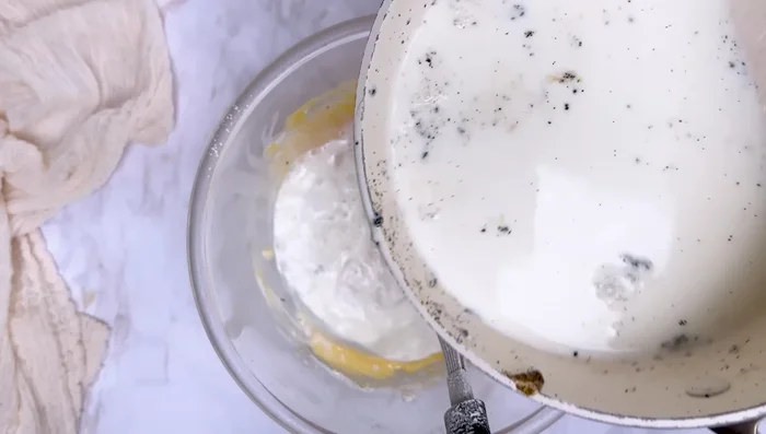 Préparation de la crème pâtissière : Fouetter les jaunes d'œufs, ajouter la farine tamisée et mélanger. Refaire chauffer le lait vanillé et le verser petit à petit dans la préparation en mélangeant. Faire chauffer à feu moyen jusqu'à épaississement. Hors du feu, ajouter le beurre, mélanger jusqu'à ce qu'il fonde. Filmer au contact et laisser refroidir complètement.