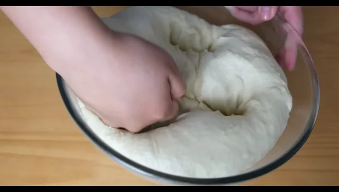 Dégazer la pâte, l'étaler en rectangle. Râper le beurre congelé sur un côté, recouvrir avec l'autre côté de la pâte et sceller les bords.