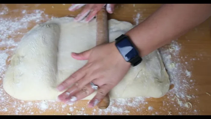 Aplatir la pâte et la plier plusieurs fois (4 à 5 fois). Couper en deux, envelopper et réfrigérer 30 minutes.