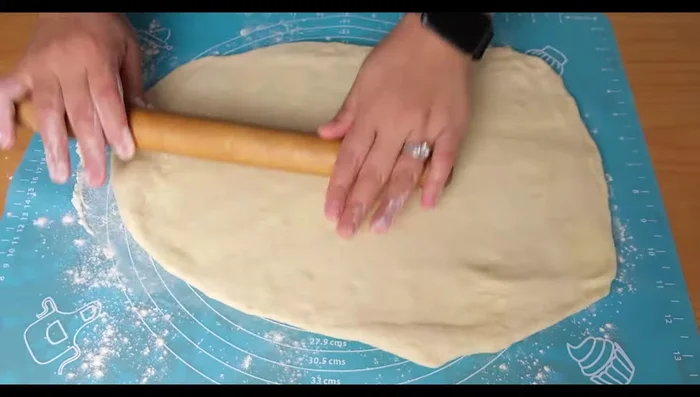 Sortir la pâte du congélateur, l'étaler en rectangle et couper les bords. Couper en 4 portions, puis faire des entailles diagonales.