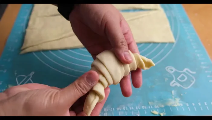 Déposer les croissants sur une plaque de cuisson avec papier sulfurisé. Laisser reposer 30 à 35 minutes, recouvert d'un film alimentaire.