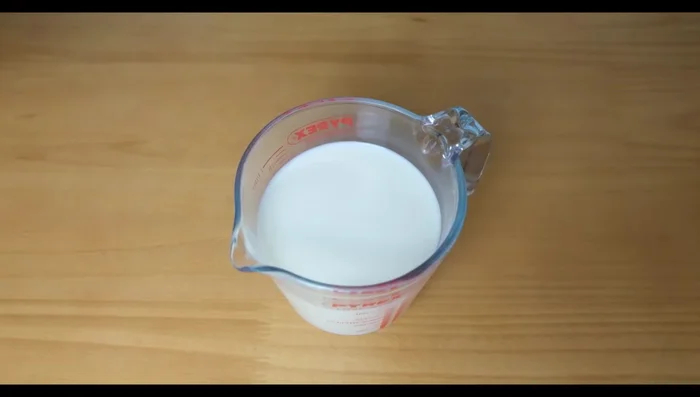 Dans un bol, mélanger le lait frais, la levure. Laisser reposer 5 à 10 minutes jusqu'à formation de bulles.
