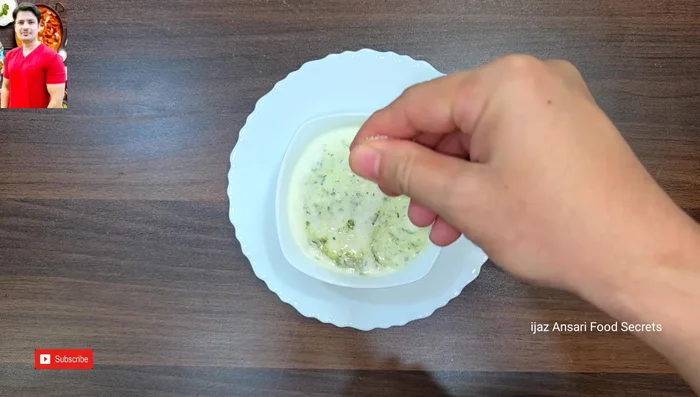 Préparer un chutney en mélangeant du yaourt avec du sel, du cumin et du poivre noir.