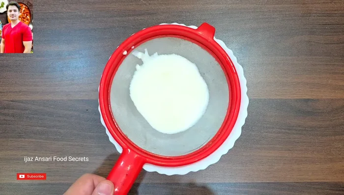 Egoutter le caillé dans un tamis.