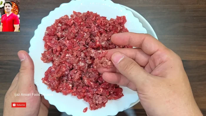 Presser la viande hachée pour enlever l'excédent d'eau. Si nécessaire, la passer au hachoir pour l'affiner.
