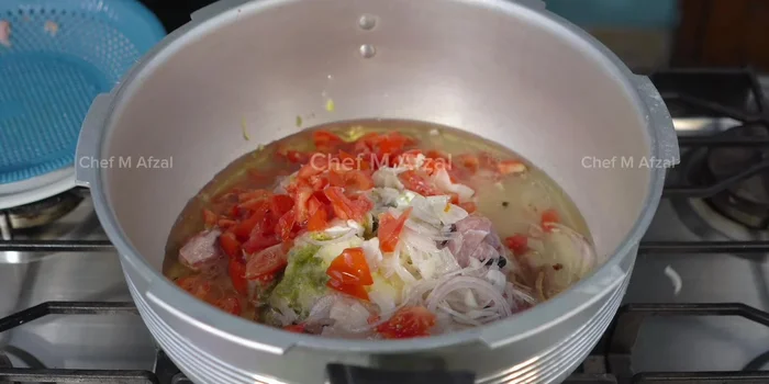 Ajouter de l'eau et cuire la viande à l'autocuiseur pendant 15-18 minutes après le coup de sifflet.