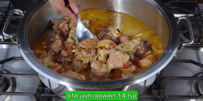 Mettre la viande cuite dans un récipient pour le biryani, ajouter la poudre de noix de muscade et l'essence de kewda.