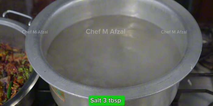 Faire bouillir le riz avec un peu de sel.