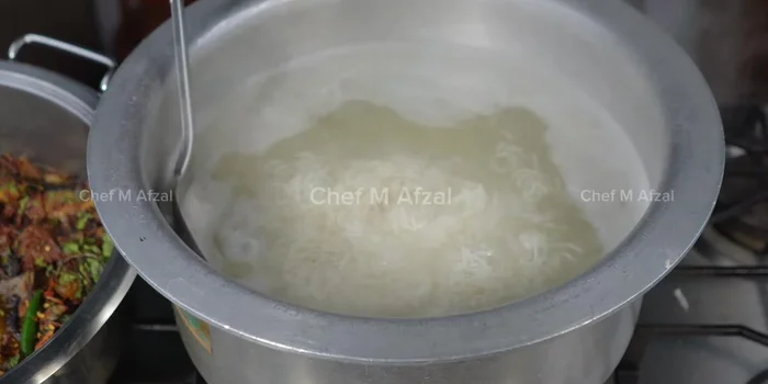 Ajouter environ 60-70% du riz bouilli au Korma.