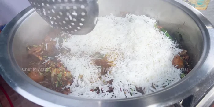 Faire bouillir le riz restant jusqu'à ce qu'il soit cuit.