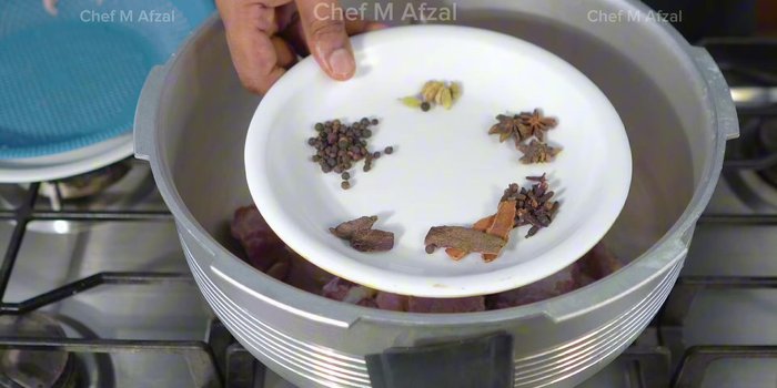 Faire revenir les épices avec la viande dans l'autocuiseur.
