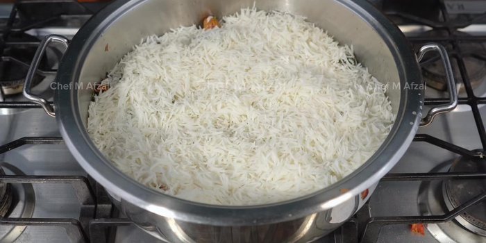 Ajouter le reste du riz bouilli au Korma.