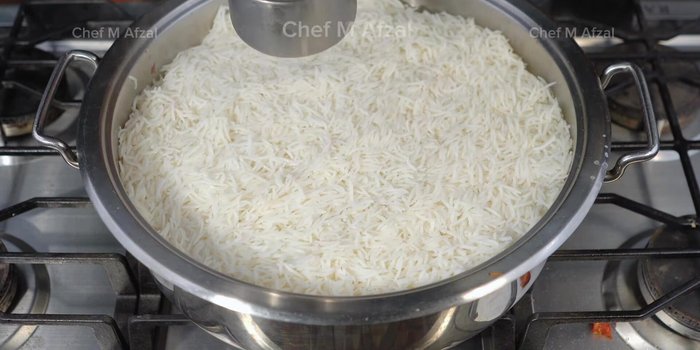 Ajouter l'eau de cuisson du riz au biryani.