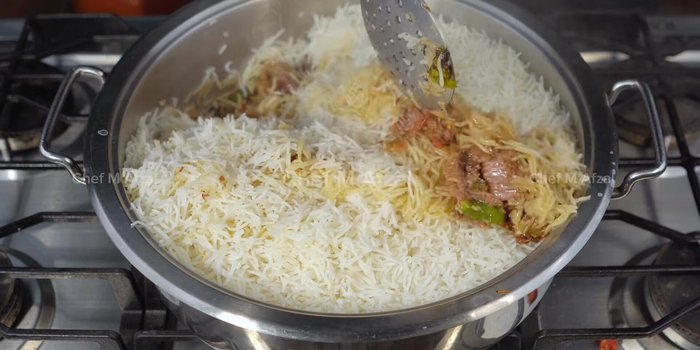 Ajouter le reste de l'huile de cuisson.