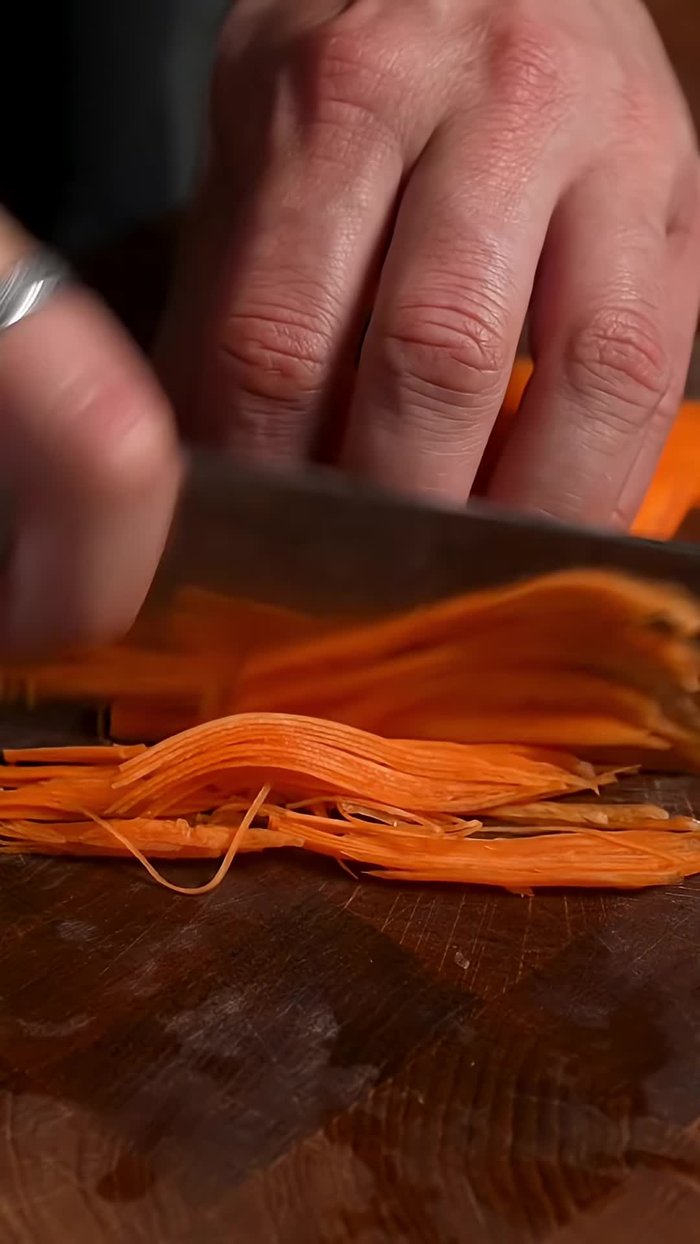 Hacher finement l'échine de porc. Ciseler finement l'oignon, julienner les carottes, et ciseler la ciboulette.