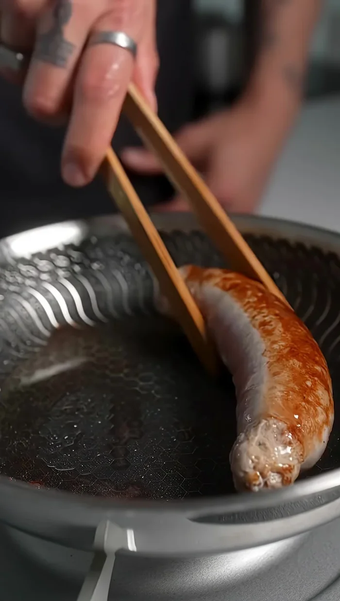 Faire cuire les saucisses (Toulouse ou Bretonne) : les faire dorer à la poêle puis les finir au four, coupées en quatre dans la hauteur.