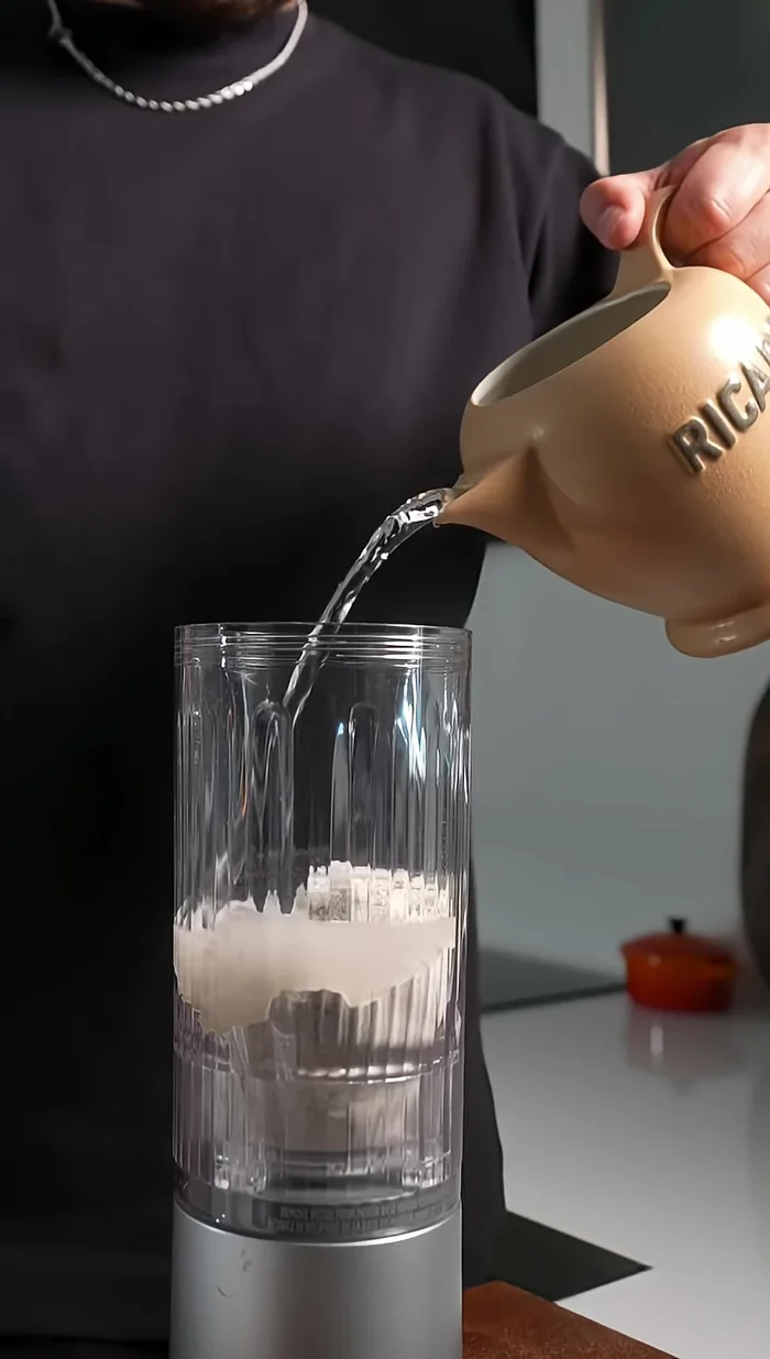 Préparer la pâte à crêpe bretonne : mélanger la farine de sarrasin, l'eau et une pincée de sel.