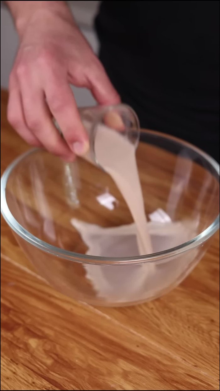 Mélanger le lait de noisette tiède avec la levure de boulanger.