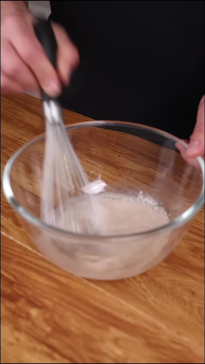 Ajouter le sirop d'érable, le beurre de noisette, la farine, le skir, le blanc d'œuf et le sel. Mélanger jusqu'à obtenir une pâte homogène.