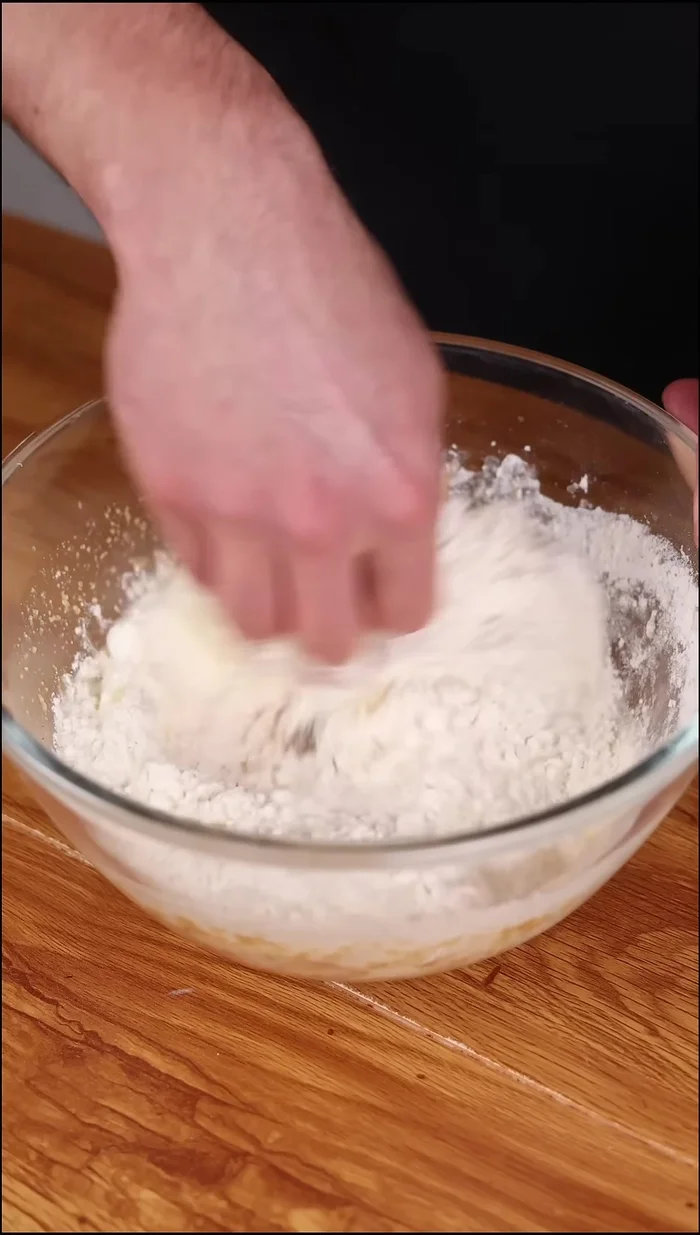 Pétrir la pâte pendant 3 à 5 minutes, puis la laisser reposer 2 heures.