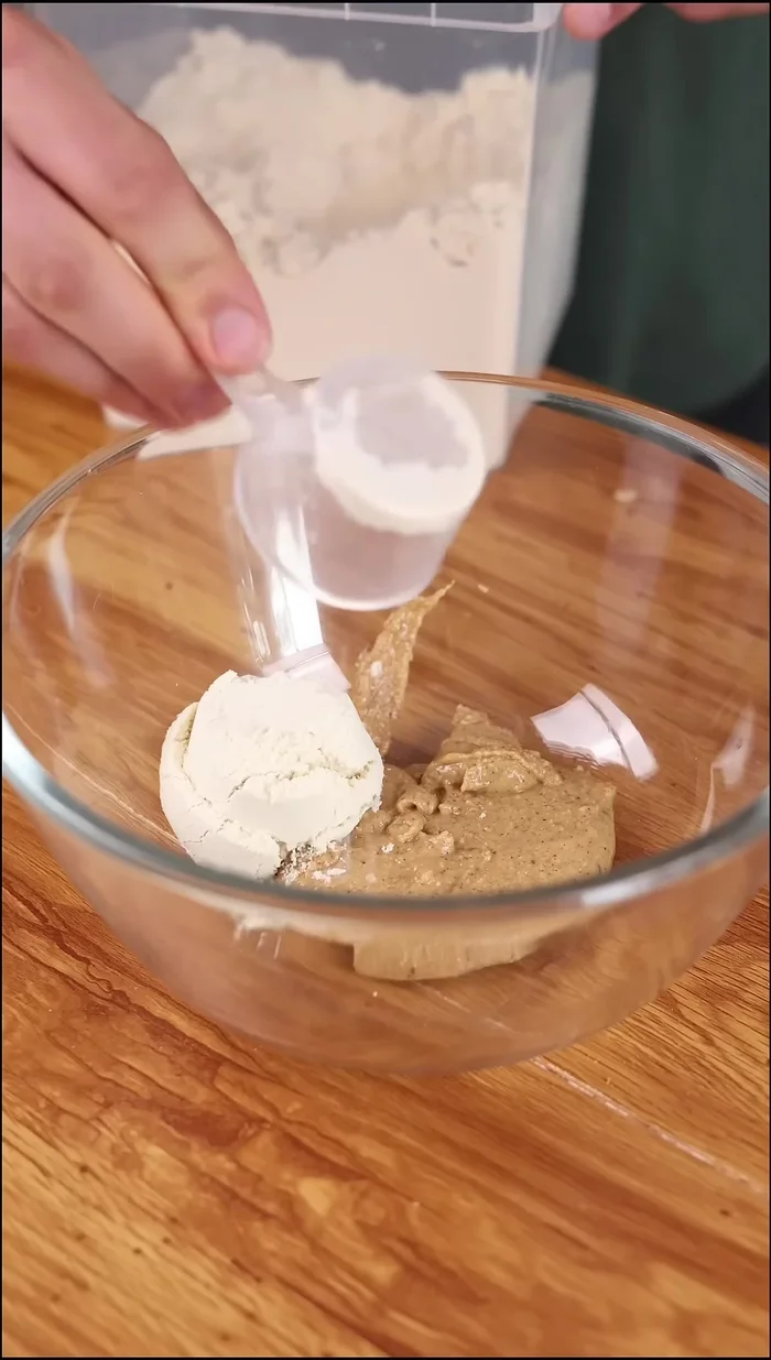 Dans un saladier, mélanger la préparation spéculos avec du beurre de noisette et de la protéine en poudre.