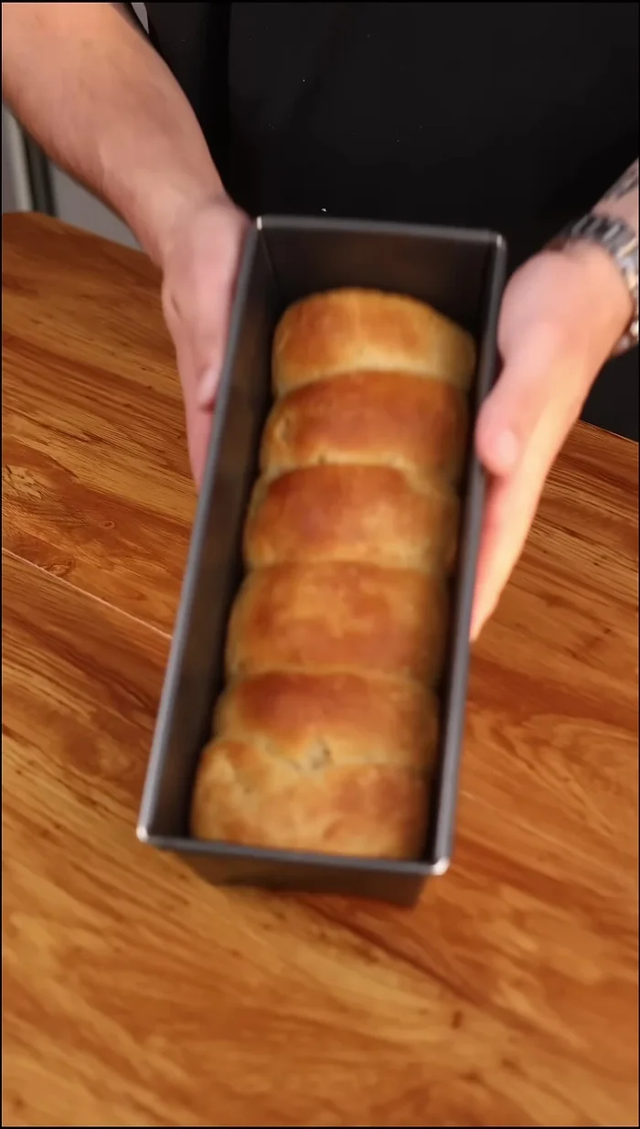Démouler la brioche, couper chaque partie en deux.