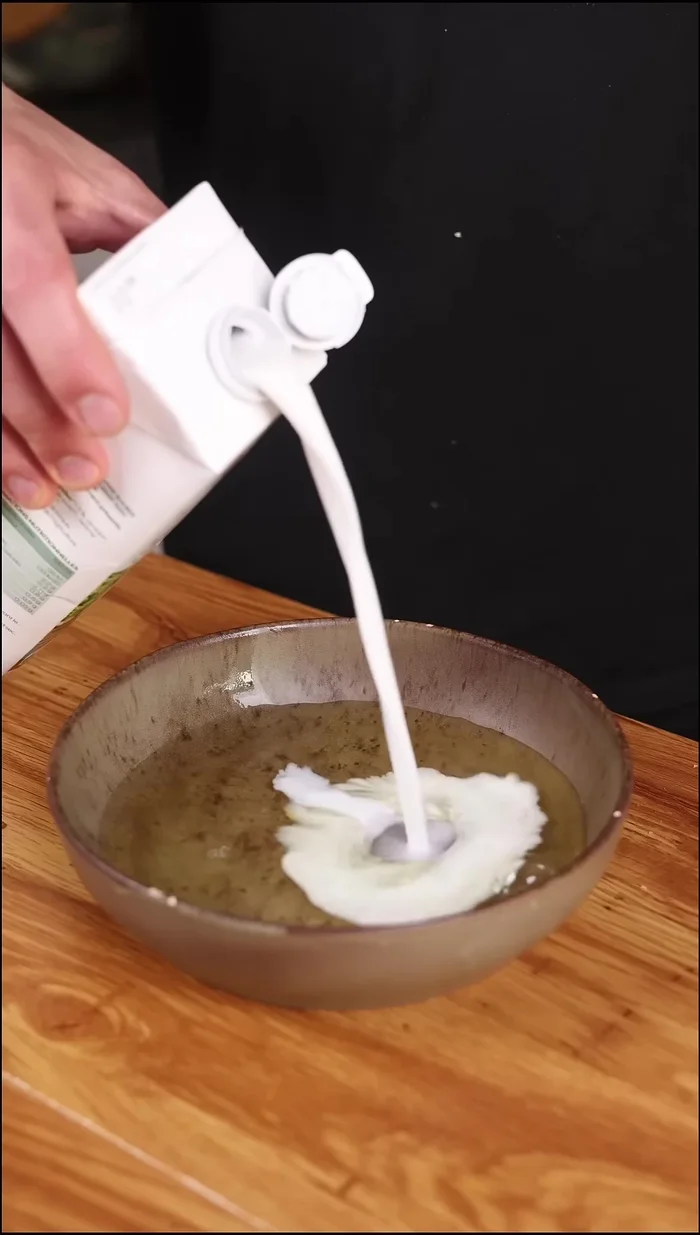 Préparer un mélange de blanc d'œuf et de lait d'amande.