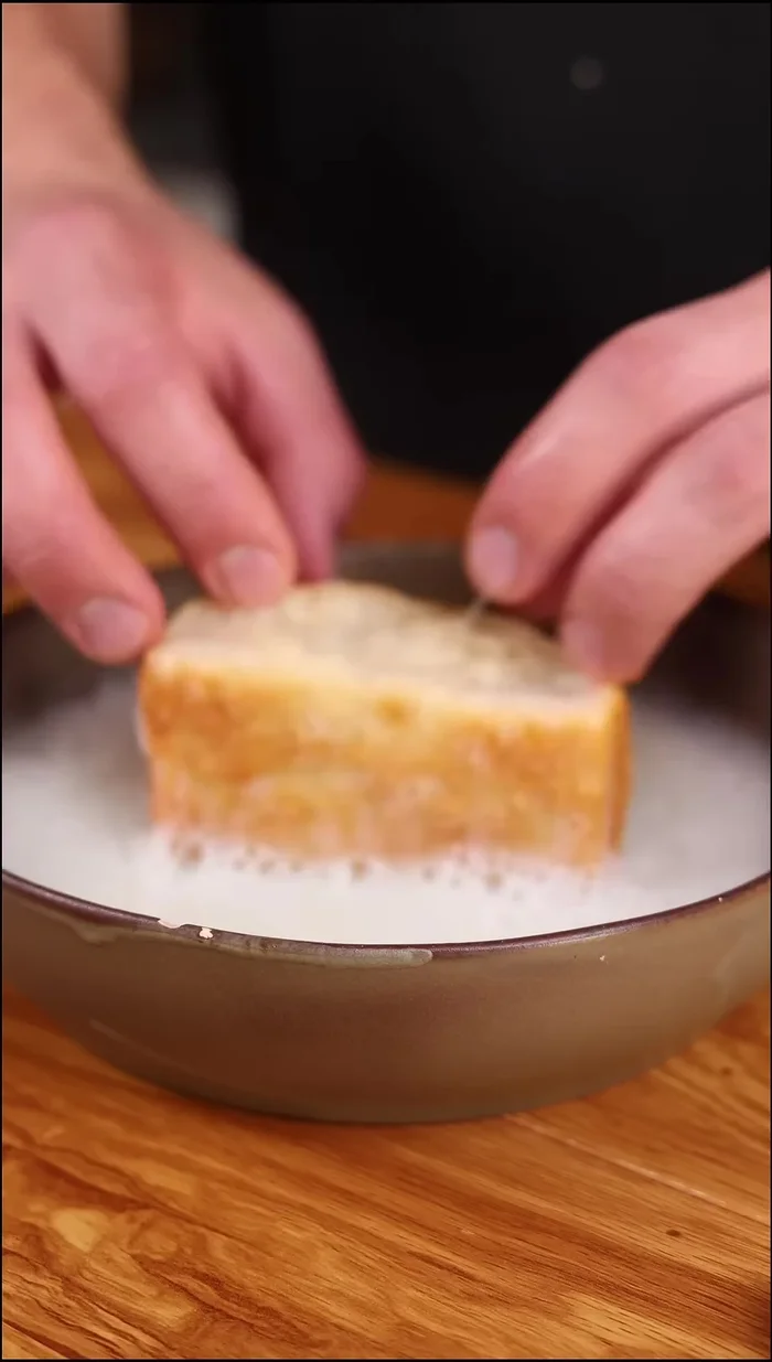 Tremper des morceaux de brioche dans le mélange, puis les faire revenir à la poêle jusqu'à ce qu'ils soient bien grillés de chaque côté.