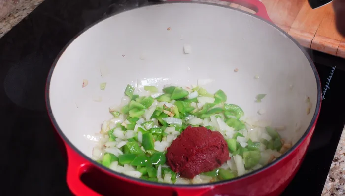 Ajouter la pâte de tomates et cuire pour libérer son huile et sa saveur.