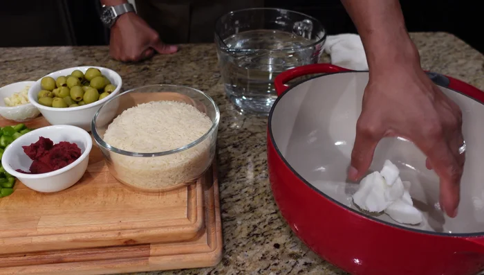 Faire chauffer le saindoux dans une casserole.