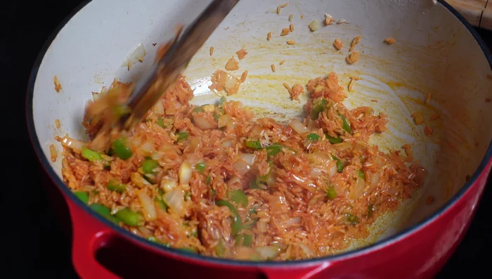 Ajouter les olives et le piment. Cuire jusqu'à ce que le riz commence à éclater.