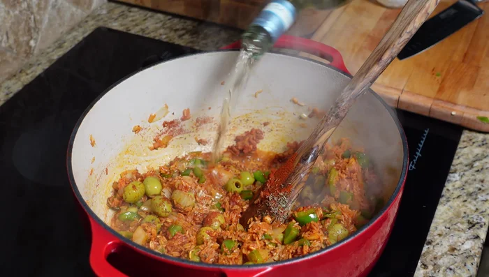 Déglacer la casserole avec du vin blanc.