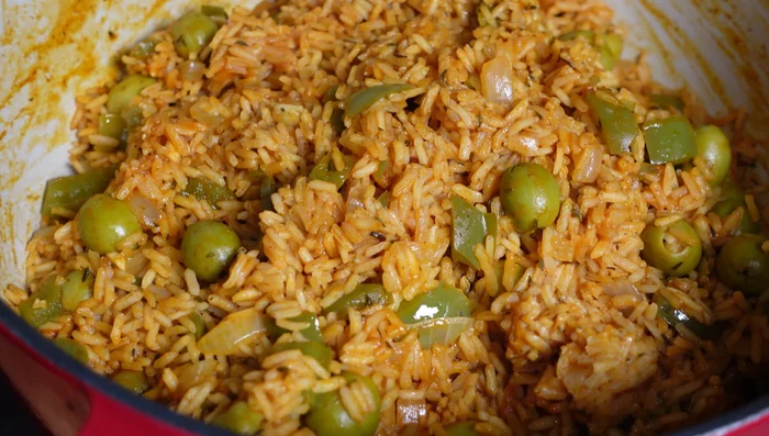 Égrainer le riz à la fourchette avant de servir.