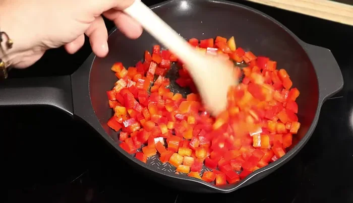 Faire chauffer l'huile d'olive dans une poêle. Ajouter les poivrons, saler généreusement et cuire pendant quelques minutes à feu moyen. Ajouter les herbes de Provence et poursuivre la cuisson pendant environ 10 minutes.