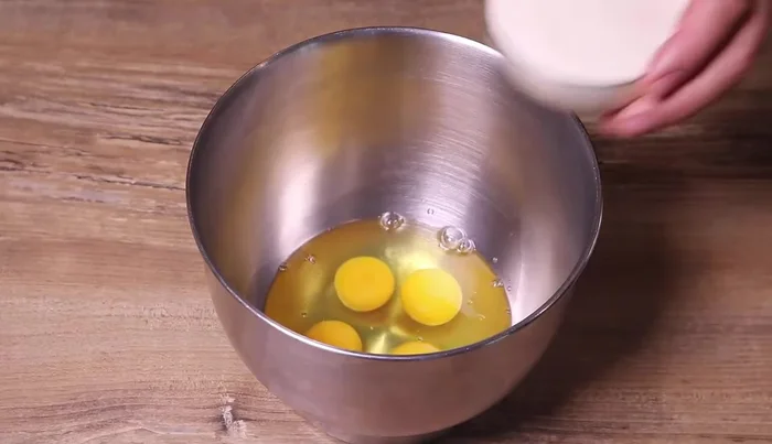 Dans un cul de poule, casser les œufs, ajouter la crème fraîche et le lait. Fouetter la préparation.