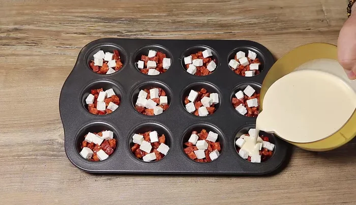 Remplir chaque empreinte avec la pâte à clafoutis. Enfourner dans un four préchauffé à 180° pendant environ 25 minutes.