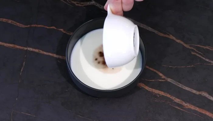 Préparer le sirop : Faire chauffer le lait avec le cacao en poudre.